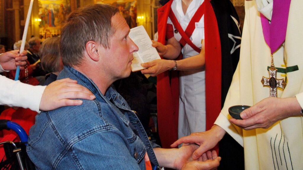 In der Krankensalbung wird dem Kranken Heil und Heilung von Christus zugesprochen.