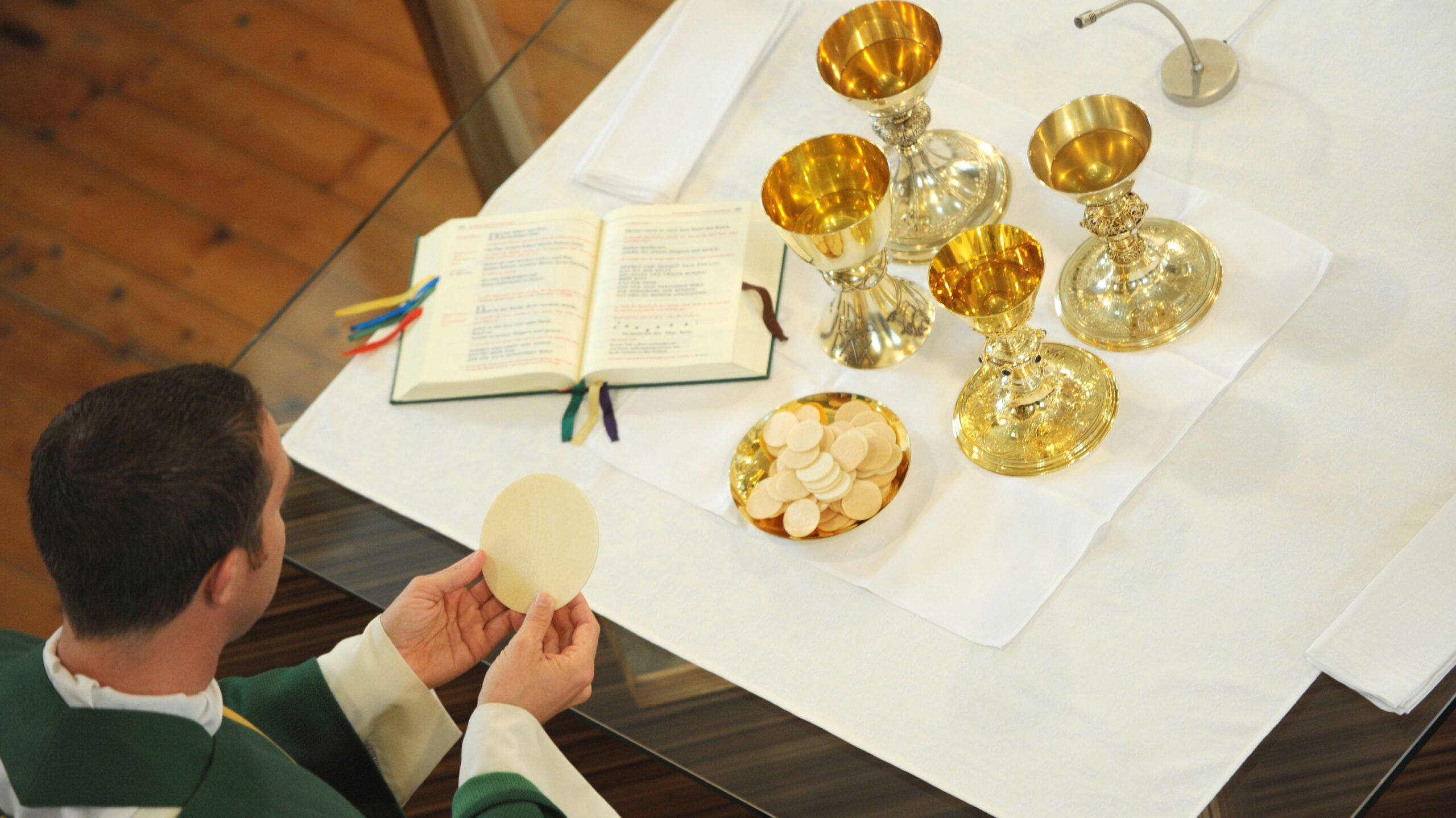 In der Eucharistie feiern die Katholiken die bleibende Gegenwart Christi.